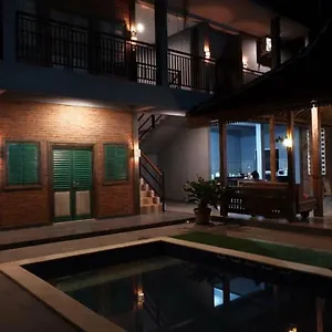 https://kayu-tua-villa.hotelsseminyak.net